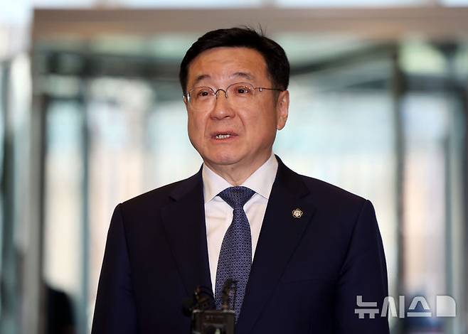 [서울=뉴시스] 홍효식 기자 = 이찬희 삼성 준법감시위원회(준감위) 위원장이 18일 서울 서초구 삼성생명 서초타워에서 열린 삼성 준감위 정례회의에 참석하며 취재진 질문에 답하고 있다. 2025.02.18. yesphoto@newsis.com