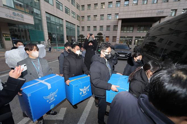 '북한 침투 무인기' 의혹을 수사하는 군경합동조사 TF 관계자들이 지난달 21일 피의자 장모씨와 오모씨가 다니던 서울의 한 대학교 공대 건물에서 압수수색을 벌인 뒤 압수품을 옮기고 있다. 연합뉴스