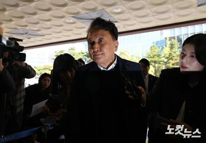 국회 오송 지하차도 참사 국정조사에서 위증한 혐의를 받는 김영환 충북도지사가 4일 오후 서울 영등포경찰서에서 조사를 받기 위해 출석하고 있다. 황진환 기자