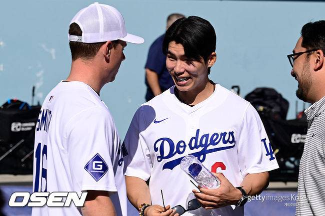 [사진] LA 다저스 김혜성이 윌 스미스와 이야기를 하고 있다. ⓒGettyimages(무단전재 및 재배포 금지)