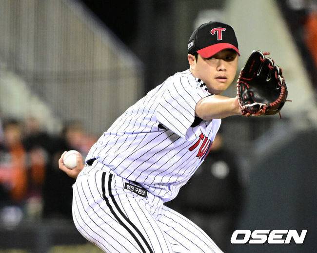 [OSEN=잠실, 이대선 기자] 27일 오후 서울 잠실야구장에서 2025 신한 SOL Bank KBO리그 포스트시즌 한국시리즈 2차전 LG 트윈스와 한화 이글스의 경기가 열렸다.LG는 임찬규, 한화는 류현진을 선발 투수로 내세웠다.8회초 LG 함덕주가 역투하고 있다. 2025.10.27 /sunday@osen.co.kr