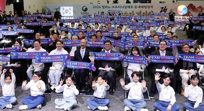 2일 서울 송파구 올림픽파크텔에서 열린 2026 밀라노·코르티나담페초 동계 패럴림픽 대한민국 선수단 결단식에서 최휘영 문체부 장관, 정진완 대한장애인체육회장, 선수단이 기념촬영을 하고 있다.