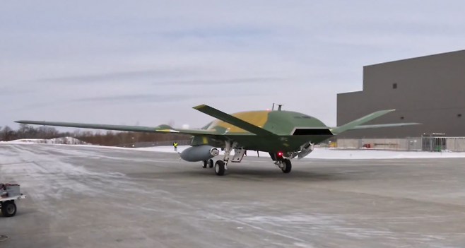 미 해군의 MQ-25A 스팅레이 공중 급유 드론이 첫 저속 활주 시험을 완료했다. 보잉 디펜스 제공