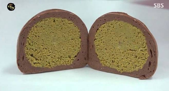 ‘두쫀쿠’(두바이 쫀득 쿠키) 최초 개발자로 알려진 경기 김포 ‘몬트쿠키’의 김나리 제과장은 해군 부사관 선임이었던 이윤민(32) 아워포지티비티 대표가 전역 후 창업한 몬트쿠키에 제과장으로 합류, 함께 두쫀쿠를 개발했다. 2025.12.26 SBS 생활의달인 화면