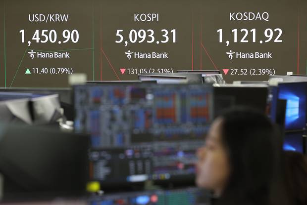 2일 서울 중구 하나은행 딜링룸 현황판에 코스피와 코스닥지수 등이 표시되고 있다.  이날 코스피 지수는 전장 대비 101.74포인트(1.95%) 내린 5122.62로 출발해 낙폭을 키우고 있다. 코스닥은 32.27포인트(2.81%) 떨어진 1117.17이다. 원·달러 환율은 11.5원 오른 1451.0원으로 개장했다. 연합뉴스