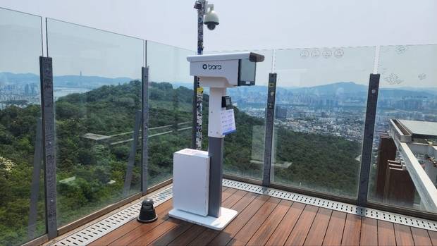 사진 : 남산서울타워에 설치된 오썸피아 AI 기반 지능형 XR 망원경 ‘BORA’(보라)