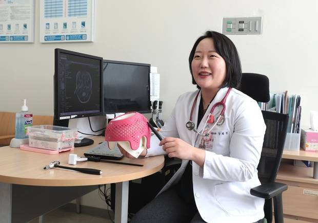 강희정 한림대동탄성심병원 소아청소년과 교수가 교정 헬멧 치료가 필요한 경우에 대해 설명하고 있다. 사진 제공=한림대동탄성심병원