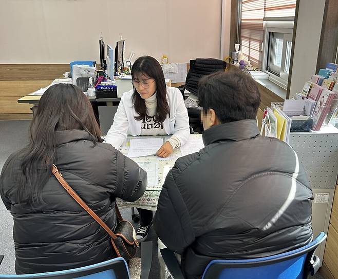 한 난임부부가 상담을 받고 있다. ⓒ거제시 제공