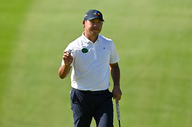 김시우가 파머스 인슈어런스 오픈에서 공동 준우승을 차지하며 뜨거운 샷감을 이어갔다. 최종 4라운드 13번(파5) 홀에서 버디를 잡은 뒤 볼을 집어들고 갤러리에게 인사를 하고 있는 김시우.  샌디에이고  |  AP뉴시스