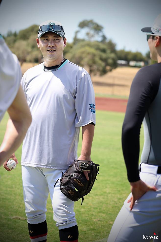 KT 주장 장성우는 올해 팀과 개인 성적을 모두 잡겠다는 의지다. 장성우가 지난달 31일 호주 질롱 베이스볼 센터에서 열린 스프링캠프 도중 동료들과 대화를 나누고 있다. 사진제공｜KT 위즈