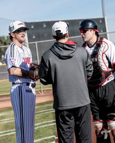 LG 라클란 웰스(왼쪽)가 미국 애리조나에서 열린 LG 스프링캠프에서 포수 박동원과 대화하고 있다.  LG 트윈스 제공