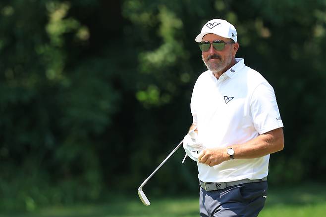 필 미컬슨이 지난해 8월 열린 LIV 골프 인디애나폴리스 대회 도중 심각한 표정으로 필드에서 걷고 있다. 게티이미지코리아