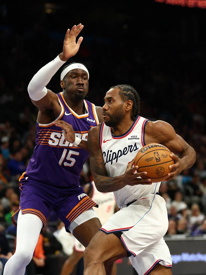 LA 클리퍼스 카와이 레너드가 2일 피닉스전에서 마크 윌리엄스의 수비를 뚫고 골밑을 돌파하고 있다. Imagn Images연합뉴스