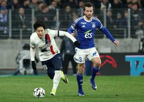 이강인이 2일 스트라스부르전에서 벤 칠웰을 따돌리고 드리블하고 있다. 로이터연합뉴스