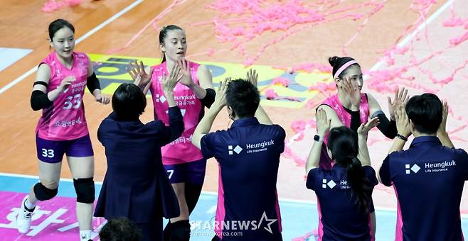 [한번에쓱] 레베카 25득점, 최은지 12득점 흥국생명, '압도적인 조이-시마무라 54득점'을 눌렀다!