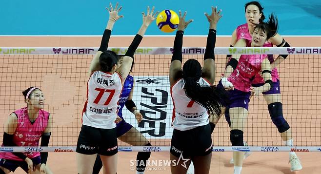 [한번에쓱] 레베카 25득점, 최은지 12득점 흥국생명, '압도적인 조이-시마무라 54득점'을 눌렀다!