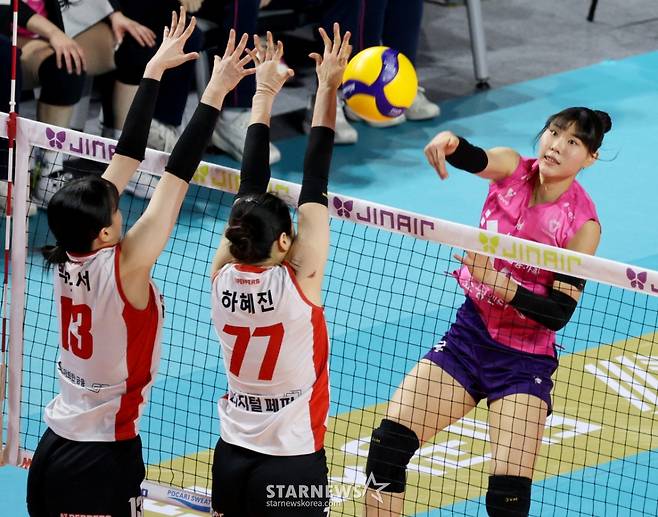 [한번에쓱] 레베카 25득점, 최은지 12득점 흥국생명, '압도적인 조이-시마무라 54득점'을 눌렀다!