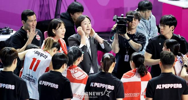 [한번에쓱] 레베카 25득점, 최은지 12득점 흥국생명, '압도적인 조이-시마무라 54득점'을 눌렀다!