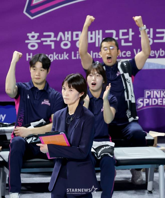 [한번에쓱] 레베카 25득점, 최은지 12득점 흥국생명, '압도적인 조이-시마무라 54득점'을 눌렀다!