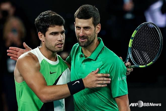 경기 후 인사하는 카를로스 알카라스(왼쪽)와 노바크 조코비치. /AFPBBNews=뉴스1