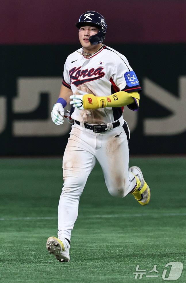 안현민이 지난해 11월 일본 도쿄돔에서 열린 월드베이스볼클래식(WBC) 대비 평가전 '2025 K-BASEBALL SERIES' 일본과 2차전 8회말 1사 주자없는 상황에서 솔로 홈런을 치고 그라운드를 돌고 있다. /사진=뉴스1 제공