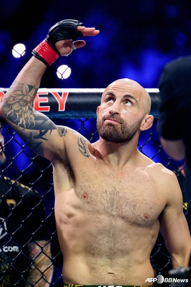 볼카노프스키가 1일 UFC 325 타이틀전에서 승리하고 세리머니를 하고 있다. /AFPBBNews=뉴스1