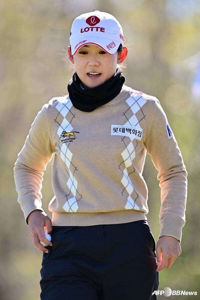 황유민이 퍼팅을 성공시킨 뒤 공을 들고 미소를 짓고 있다. /AFPBBNews=뉴스1