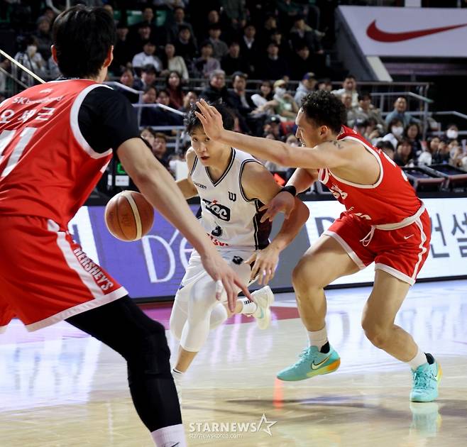 [카메라톡스]끈끈하게 물고늘어지고 싶었던 다니엘 '허웅의 미친 3점슛에 속수무책'  결국 5반칙으로 퇴장