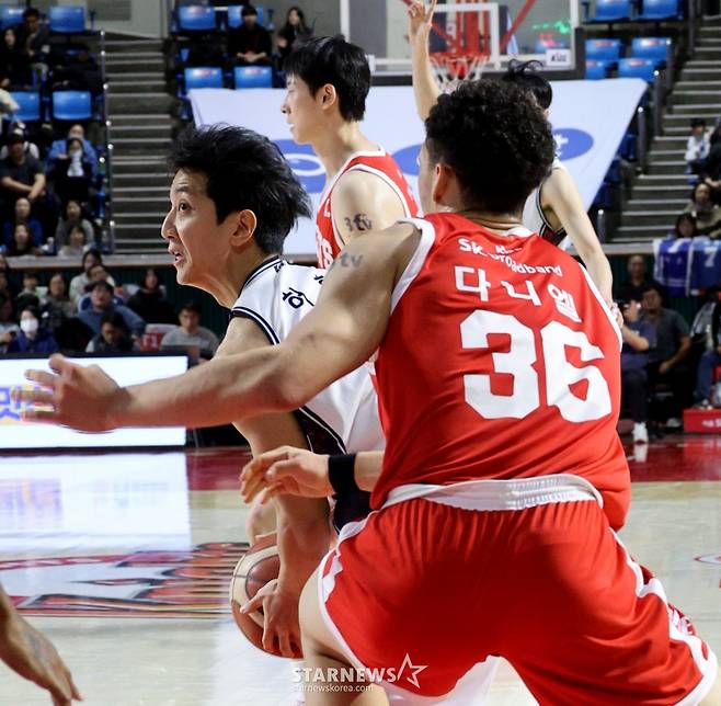 [카메라톡스]끈끈하게 물고늘어지고 싶었던 다니엘 '허웅의 미친 3점슛에 속수무책'  결국 5반칙으로 퇴장