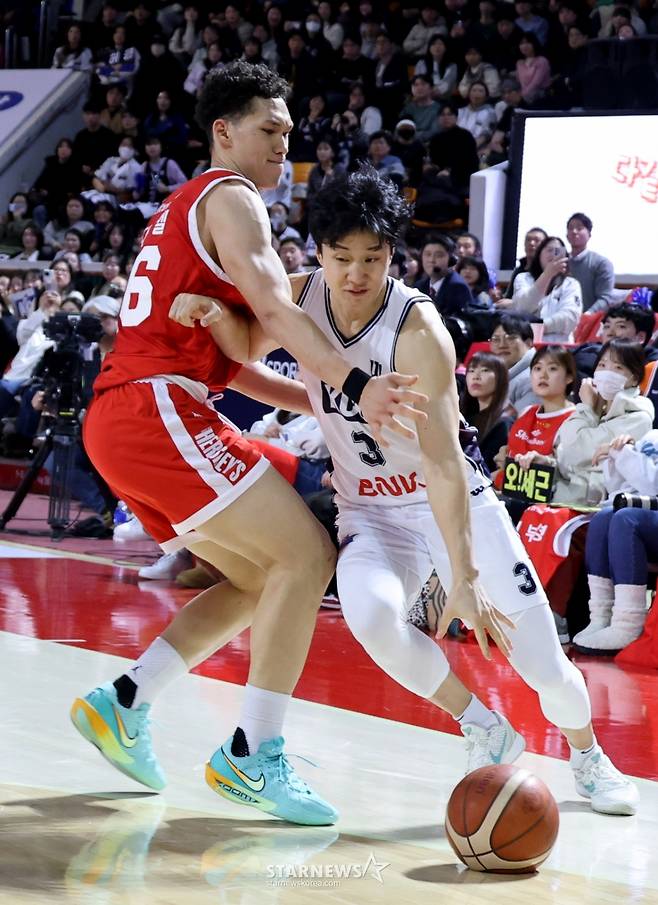 [카메라톡스]끈끈하게 물고늘어지고 싶었던 다니엘 '허웅의 미친 3점슛에 속수무책'  결국 5반칙으로 퇴장