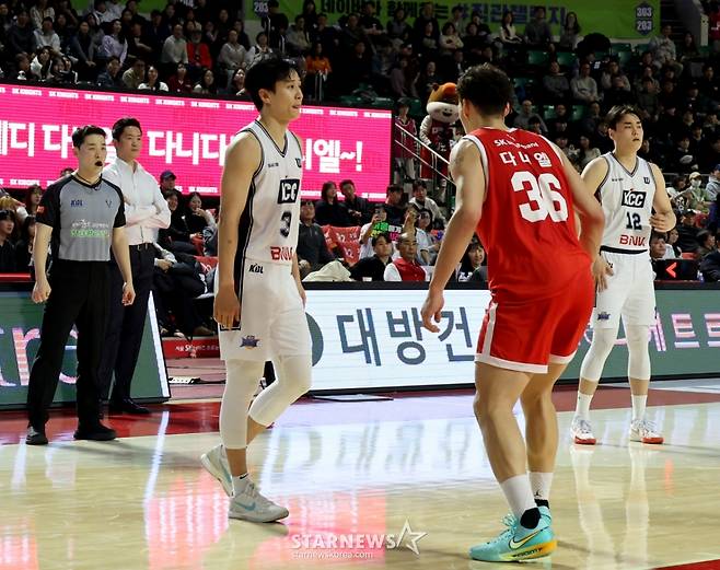 [카메라톡스]끈끈하게 물고늘어지고 싶었던 다니엘 '허웅의 미친 3점슛에 속수무책'  결국 5반칙으로 퇴장