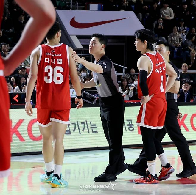 [카메라톡스]끈끈하게 물고늘어지고 싶었던 다니엘 '허웅의 미친 3점슛에 속수무책'  결국 5반칙으로 퇴장