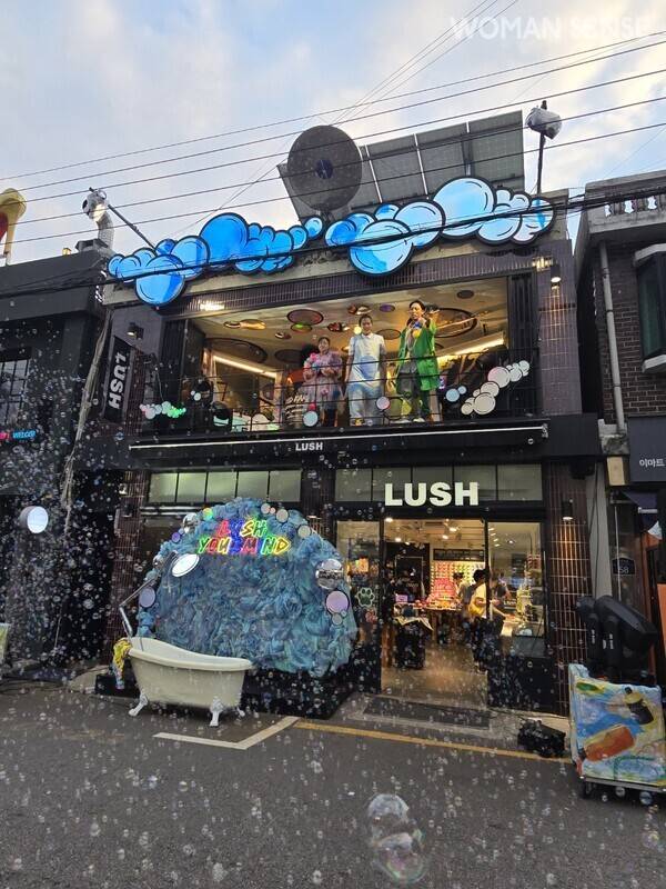 사진 김호이, 러쉬 팝업 스토어 전경