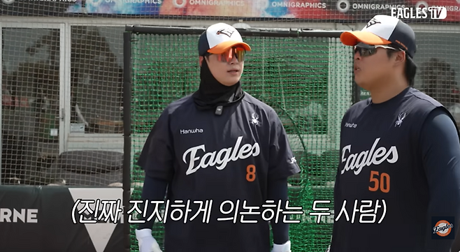 한화 이글스의 호주 스프링캠프 기간 동안 타격에 대해 많은 대화를 나누고 있는 노시환(왼쪽)과 강백호. 사진 이글스 TV 캡처