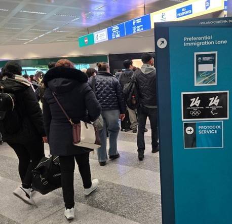 1일 오후(현지시간) 밀라노 말펜사 공항 입국심사로 향하는 행렬 모습 [촬영 최송아]