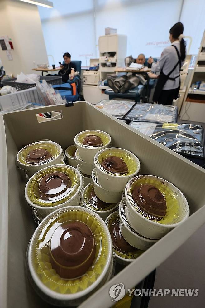 '헌혈하고 두쫀쿠 드세요' (서울=연합뉴스) 서대연 기자 = 29일 서울 종로구 대한적십자사 서울동부혈액원 헌혈의집 광화문센터에 전혈 혈소판 헌혈자에게 증정될 '두바이 쫀득 쿠키(두쫀쿠)'가 놓여있다. 2026.1.29 dwise@yna.co.kr <<해당 사진은 기사와 관계 없습니다>>