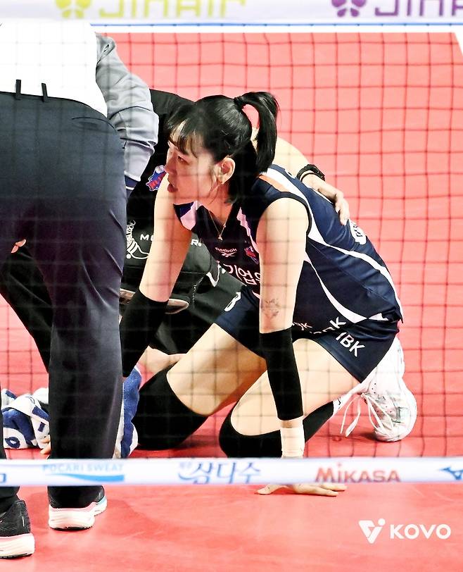 발목을 다쳐 쓰러진 IBK기업은행 임명옥 [한국배구연맹 제공. 재판매 및 DB 금지]