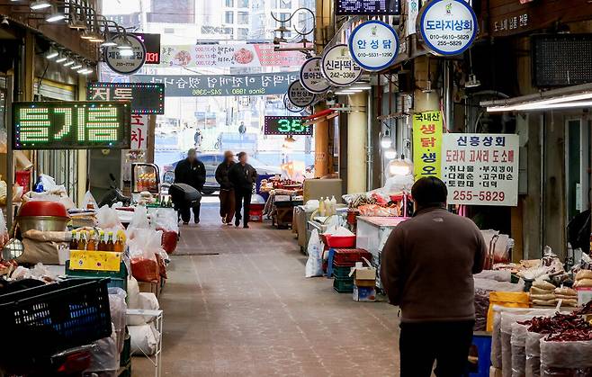 ▲ 수원시 팔달구 남문 전통시장이 한산한 모습을 보이고 있다./ 전광현 기자 maggie@incheonilbo.com