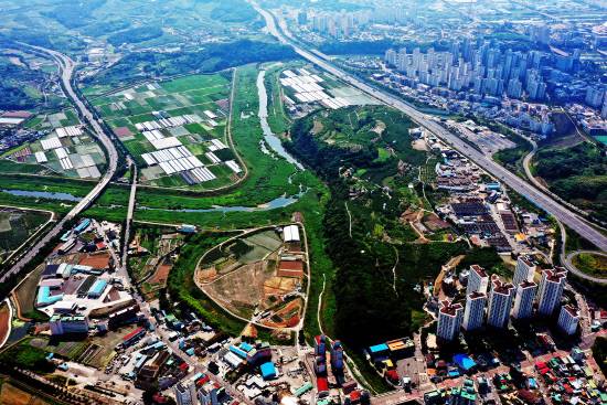 진주문산 공공주택지구 조성사업이 지구 지정 완료 이후 소강상태를 보이다 최근 '도시건축 통합 마스터플랜' 수립에 착수했다.