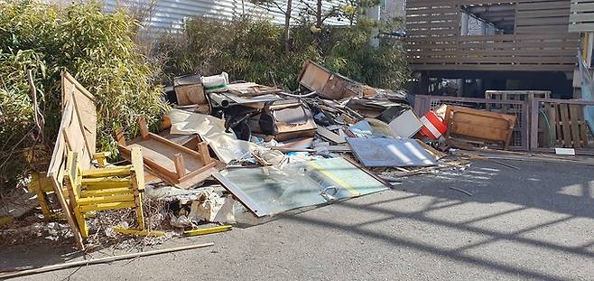 ▲ 3일 포항 필로스호텔 측면에 산적한 쓰레기 모습. 황영우 기자