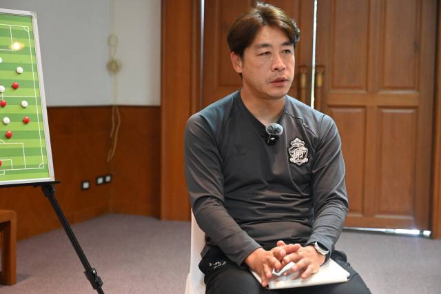 2026시즌 경남FC 지휘봉을 잡은 배성재 감독이 태국 치앙마이 전지훈련지에서 진행한 경남신문과의 인터뷰서 자신만의 전술을 설명하고 있다.