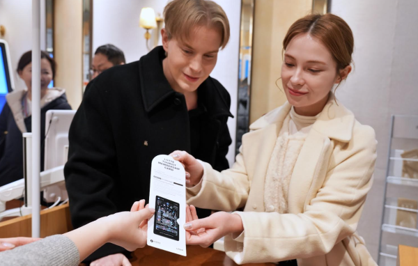 롯데 투어리스트 멤버십 카드를 발급받는 외국인 고객 사진롯데백화점