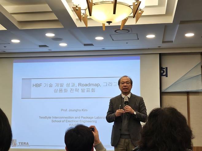 김정호 KAIST 교수가 3일 서울 프레스센터에서 HBF 기술 개발 방향과 사업화 전략에 대해 발표했다. 심화영기자