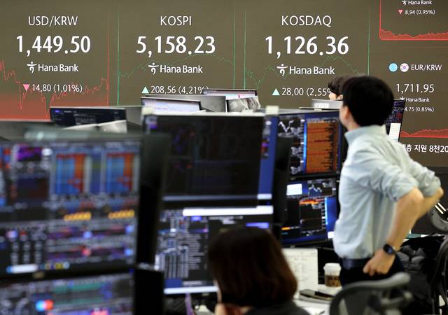 3일 서울 중구 하나은행 딜링룸에서 직원들이 업무를 보고 있다. /연합뉴스