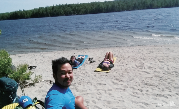 비밀 해변에서 일광욕 중인 하이커들