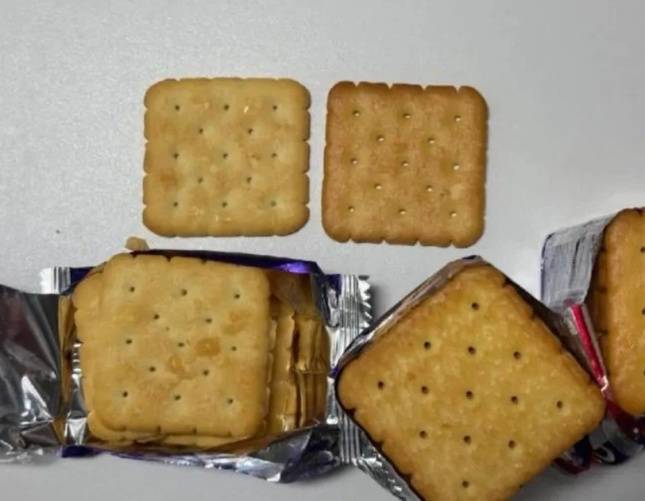 훼미리식품 전주공장 생산 제품(왼쪽)과 해태제과식품 아산공장 생산 제품(오른쪽)/사진=온라인 커뮤니티 갈무리