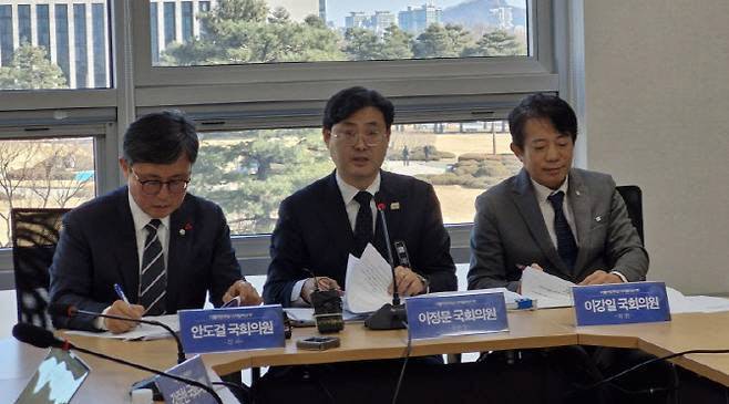 더불어민주당 디지털자산태스크포스(TF) 이정문(위원장), 안도걸(간사), 이강일(위원)이 28일 서울 여의도 국회의원회관에서 열린 TF 회의 이후 회의 결과를 브리핑하고 있다. (사진=최훈길 기자)
