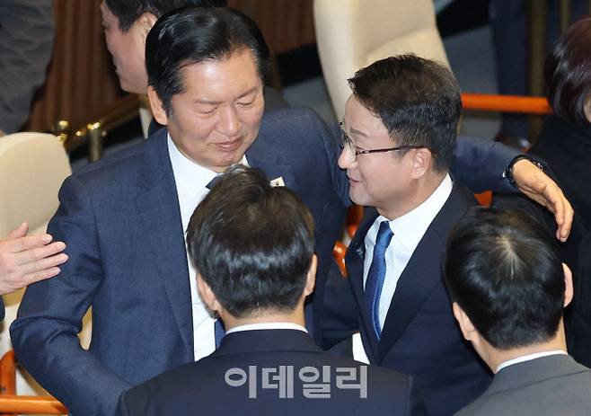 정청래 더불어민주당 대표가 3일 국회 원내교섭단체 대표 연설을 마친 같은 당 한병도 원내대표를 격려하고 있다.(사진=이데일리 노진환 기자)