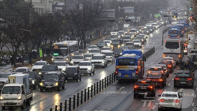 눈이 내리는 1월 12일 서울 마포구 인근 도로가 정체되고 있다. 2026.1.12/뉴스1 ⓒ News1 이호윤 기자