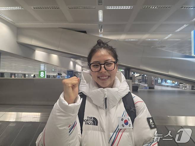 스피드스케이팅 국가대표팀 이나현이 2일(현지시간) 이탈리아 밀라노 말펜사 국제공항에 입국한 뒤 취재진과 인터뷰 후 포즈를 취하고 있다. ⓒ News1